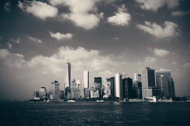 Manhattan şehir merkezi gökdelenleri ve bulutları ile gökyüzü.