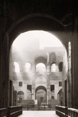 Kolezyum 'daki kemer, dünyanın bilinen simgesi ve Roma, İtalya' nın sembolü..