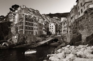 İtalya Cinque Terre 'de siyah beyaz binalarla Riomaggiore liman manzarası.