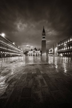 Venedik, İtalya 'daki Piazza San Marco' da geceleri çan kulesi ve tarihi binalar..