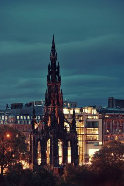 İngiltere 'de Scott Anıtı ve Edinburgh şehir manzarası.