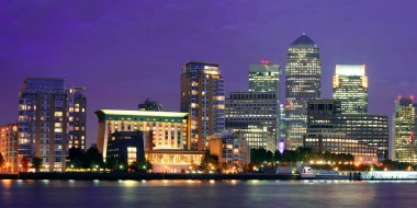 Londra 'daki Canary Wharf iş bölgesi Thames Nehri üzerinde gece. 