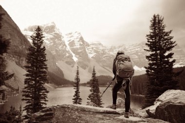 Moraine Gölü 'ndeki yürüyüşçü Kanada' daki Banff Ulusal Parkı 'nın karlı tepesinde