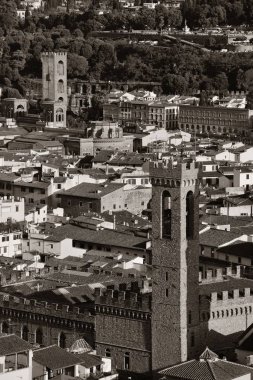 İtalya 'da Floransa' da eski binaların çatıları siyah beyaz