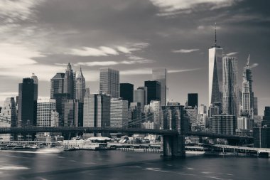 Brooklyn Köprüsü ve Manhattan şehir merkezi New York 'ta gökyüzü