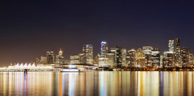Vancouver şehir merkezi mimarisi geceleyin Kanada 'da 
