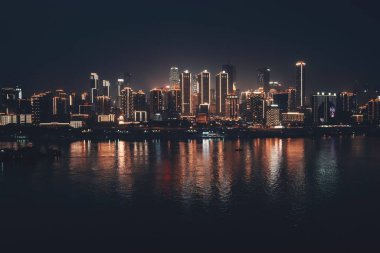 Chongqing kentsel mimarisi ve şehir merkezi geceleri Çin 'de yükselişte.