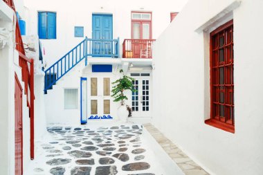 Yunanistan 'ın Mykonos Adası' nda Geleneksel Yunan mimarisine sahip sokak. 