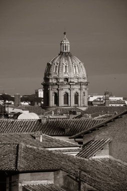 Roma tarihi mimarisi ve şehir siluetinin çatı manzarası. İtalya.