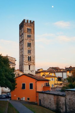 Lucca 'da tarihi yapıları olan Basilica di San Frediano..