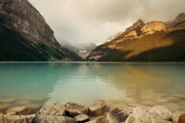 Kanada 'da orman ve dağlarla Banff Milli Parkı' nda Louise Gölü.
