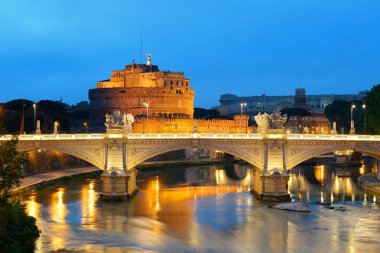 İtalya 'daki Castel Sant Angelo gece Roma' da Tiber Nehri üzerinde yansıyor.