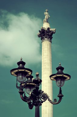 Londra'da Nelson'ın sütun ve vintage lamba.