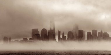 Sisli bir günde New York City şehir merkezi iş merkezi panoraması