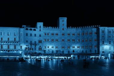 Siena, İtalya Piazza del Campo gece görünümünde eski binalar.