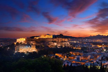Dağ Akropolis ile her gün doğmadan Yunanistan bakıldığında Atina manzarası.
