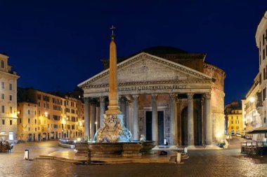 Gece sokak manzaralı Pantheon. İtalya 'nın Roma kentindeki en iyi korunmuş antik Roma binalarından biridir..