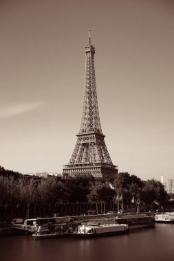 Fransa 'da Eyfel Kulesi ile Paris Nehri Seine.