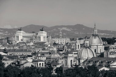 İtalya 'da tek renkli antik mimari ile Roma çatı manzarası. 