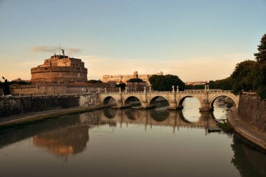 Castel Sant Angelo ve köprüden Tiber Nehri'nin Roma, İtalya.