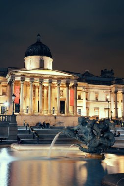 Trafalgar Meydanı Çeşmesi ve Londra national gallery ile gece