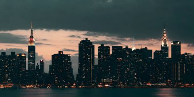 Manhattan şehir merkezi, doğu nehri üzerinde alacakaranlık manzarası.