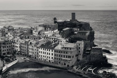 Vernazza 'da Cinque Terre, İtalya' da kayalıklar üzerinde binalar var..