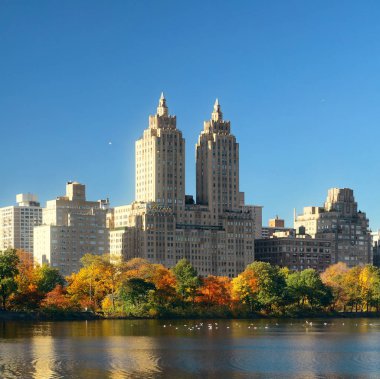 Central Park 'ta, New York' ta Manhattan 'da göl kenarındaki apartmanlı gökdelenler.