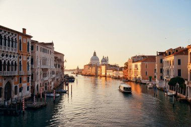  Santa Maria della Salute Kilisesi ve Büyük Kanal manzaralı tekne, Venedik, İtalya.