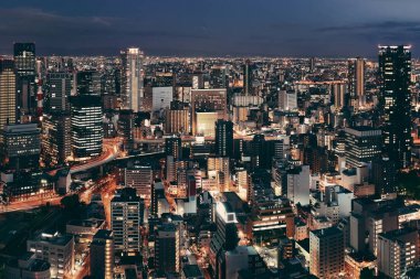 Osaka şehir merkezi, gece çatısı manzaralı. Japonya.