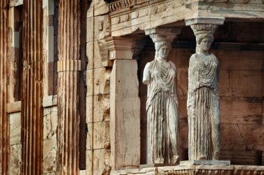 Yunanistan 'ın başkenti Atina' daki Akropolis 'teki Yankılanma Tapınağı Süvarilerinin Verandası.