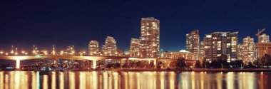 Vancouver şehir manzarası, gece görüş binalar ve köprü ile.