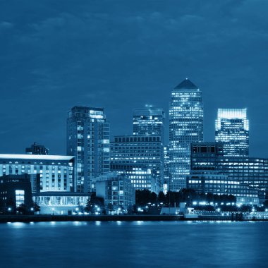 Londra 'daki Canary Wharf iş bölgesi Thames Nehri üzerinde gece. 