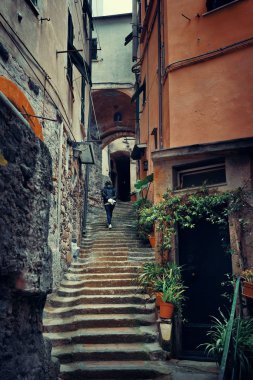 Cinque Terre, İtalya 'da tipik Riomaggiore sokak manzarası.
