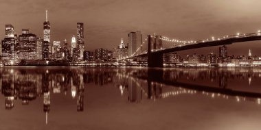 Brooklyn Köprüsü'nün yansımaları ile gece Manhattan Downtown kent manzaralı
