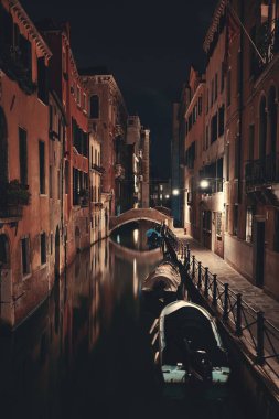 Venedik kanalı gece köprüsü ve tarihi binalarla birlikte. İtalya.