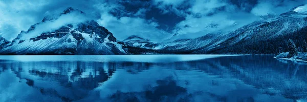 Панорамное Отражение Озера Боу Покрытыми Снегом Горами Лесами Национальном Парке — стоковое фото