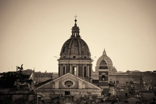 ローマのドーム歴史的建造物はイタリアのモノクロで閉じられます — ストック写真