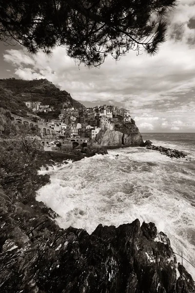 Manarola Kijkt Uit Middellandse Zee Met Gebouwen Boven Klif Cinque — Stockfoto