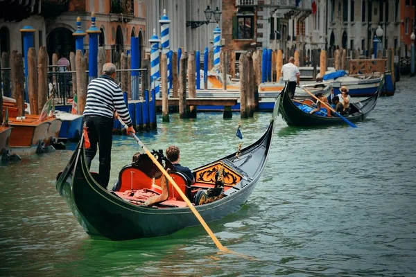 Gondola Στο Κανάλι Της Βενετίας Ιταλία — Φωτογραφία Αρχείου