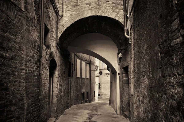Pohled Ulici Starými Budovami Klenutým Průchodem Sieně Itálie — Stock fotografie