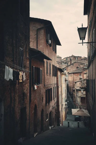 Utcai Kilátás Régi Épületekkel Siena Olaszország — Stock Fotó