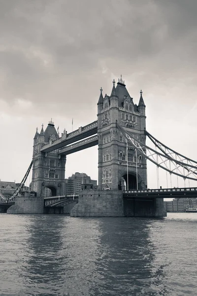 有名なランドマークとしてテムズ川のロンドンのタワーブリッジ黒と白 — ストック写真