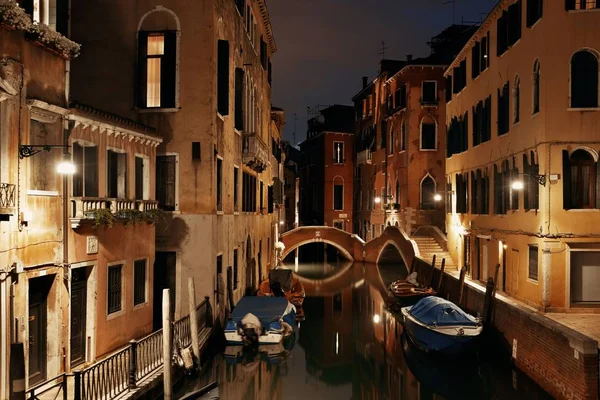 Vista Del Canal Venecia Por Noche Con Puente Edificios Históricos — Foto de Stock