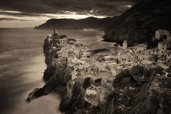Vernazza Talya Cinque Terre Kayaların Üzerinde Siyah Beyaz Binalar — Stok fotoğraf