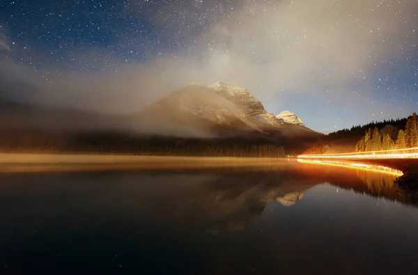 Nebelberg Bei Nacht Über Dem See Mit Sternen Und Ampelpfad — Stockfoto