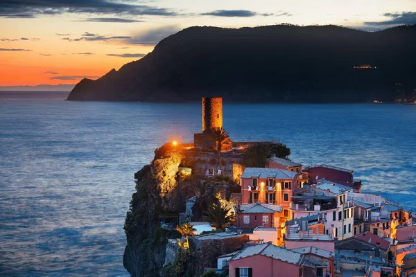 Farbenfroher Sonnenuntergang Vernazza Mit Gebäuden Auf Felsen Über Dem Meer — Stockfoto