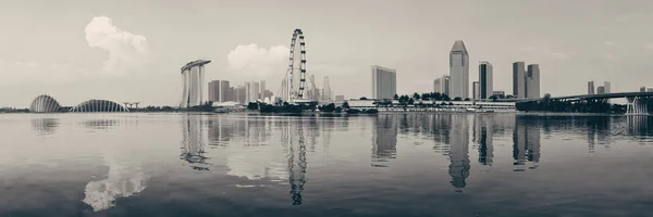 Suyun Üzerindeki Kentsel Binalarla Singapur Silueti — Stok fotoğraf