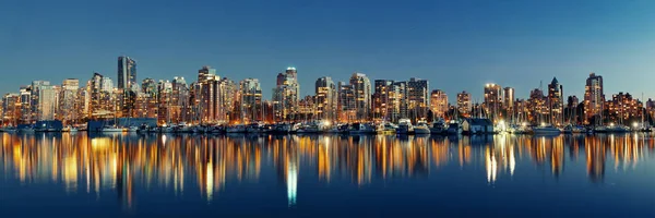 Architektura Centrum Vancouver Łodzi Odbicia Wody Zmierzchu Panorama — Zdjęcie stockowe