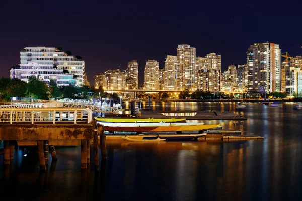 Vancouver Şehri Gece Manzaralı Binalar Tekneler Koyda — Stok fotoğraf